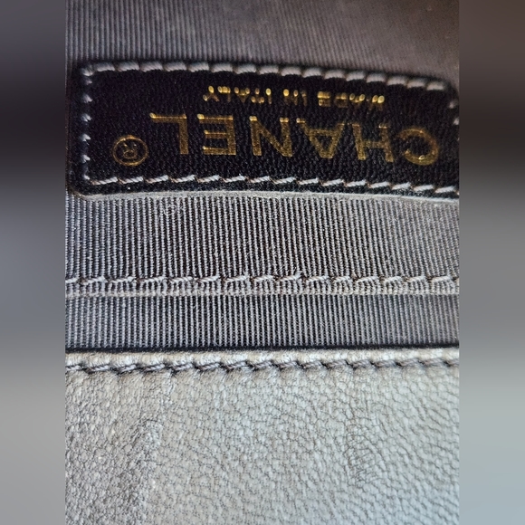 CHANEL Caviar Quilted Medium Boy Flap Black - Picture 12 of 15